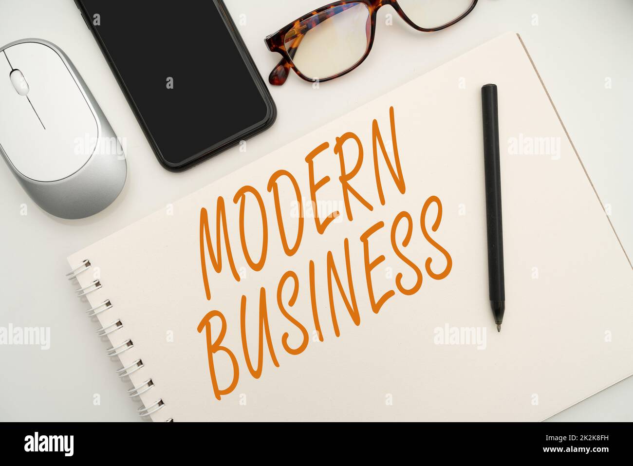 Inspiration mit dem Schild Modern Business. Geschäftsansatz Einführung in die Philosophie großer Unternehmen Bürobedarf über Schreibtisch mit Tastatur und Brille sowie Kaffeetasse für die Arbeit Stockfoto