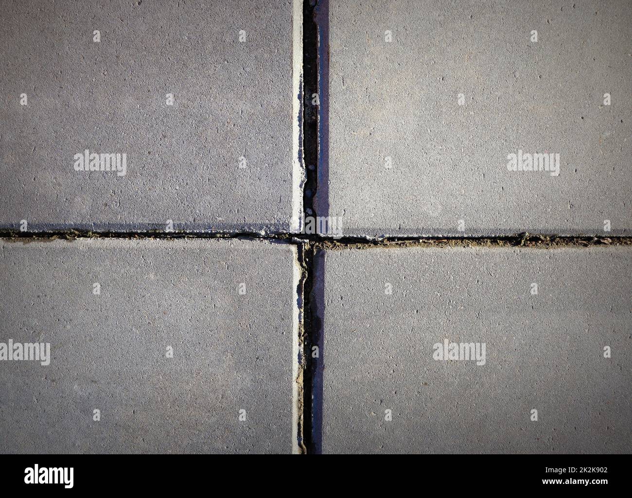 Große quadratische Betonplatten. Gehweg. Draufsicht. Hintergrund der Textur Stockfoto