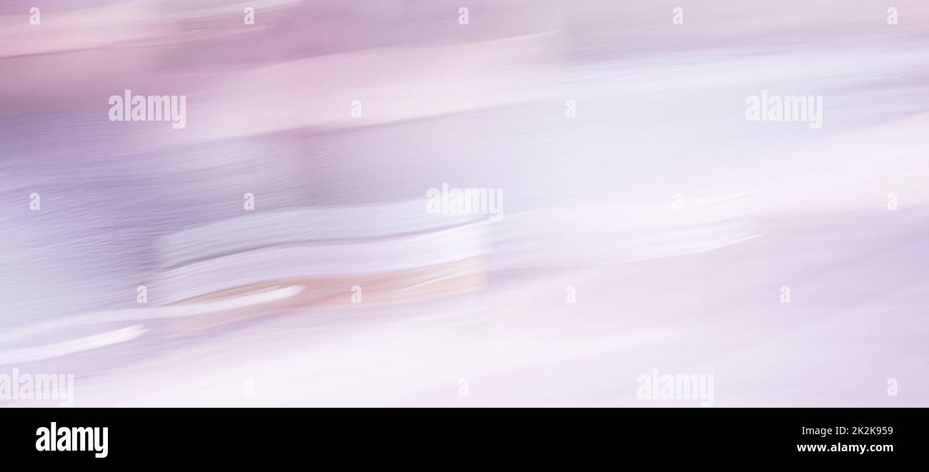 Weicher Hintergrund mit unscharfen Rosen und Lila, Frühling und Sommer, Pastellfarben, unscharfe abstrakte Textur, Grußkarte Stockfoto