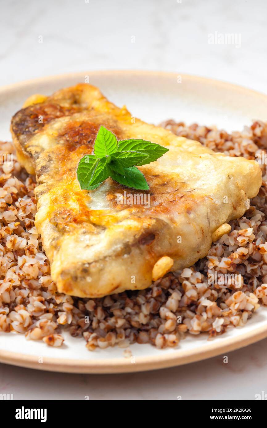 Gebratener Karpfen mit Bulgur und Minze Stockfoto