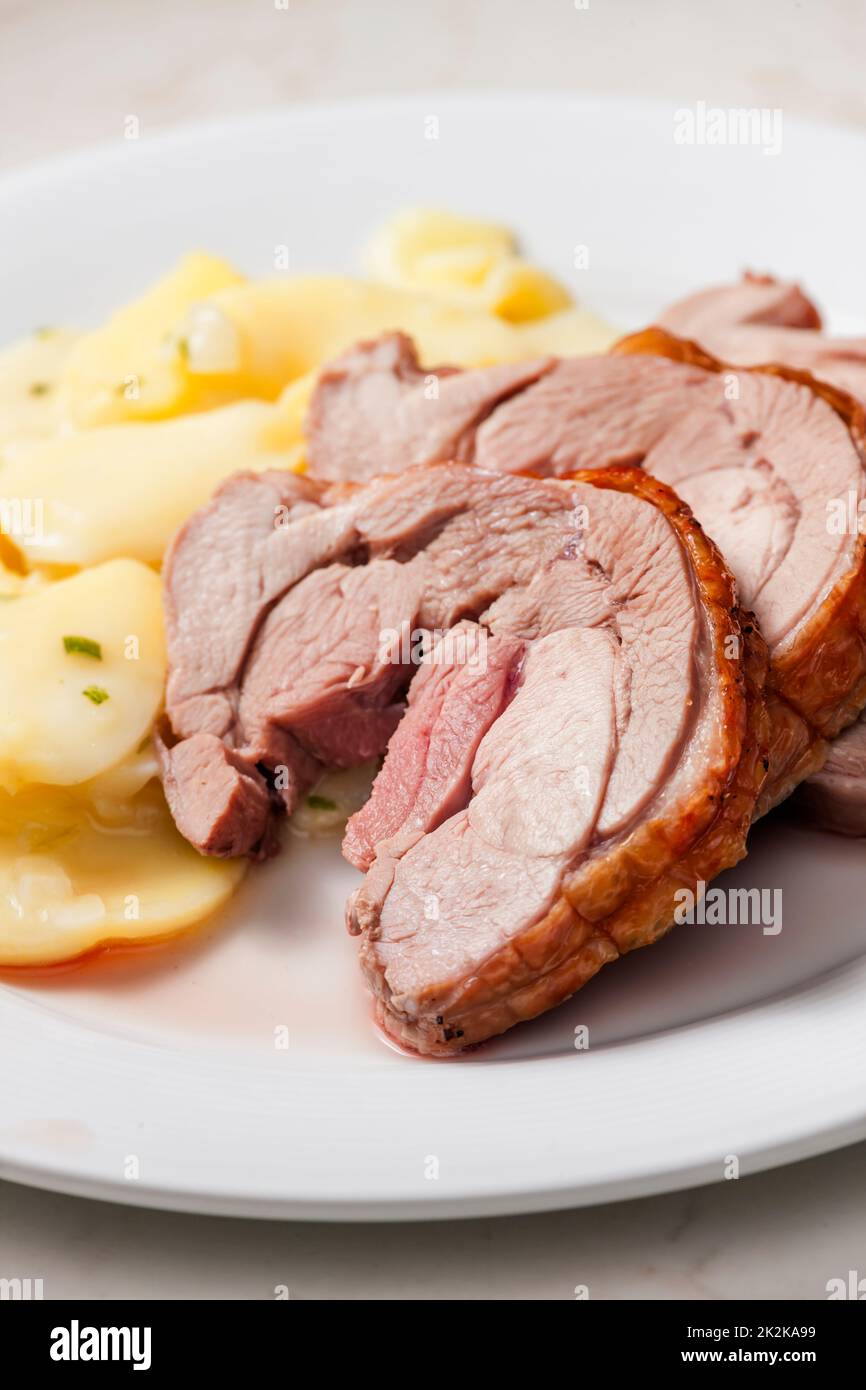 Fleischscheiben mit Kartoffeln serviert Stockfoto