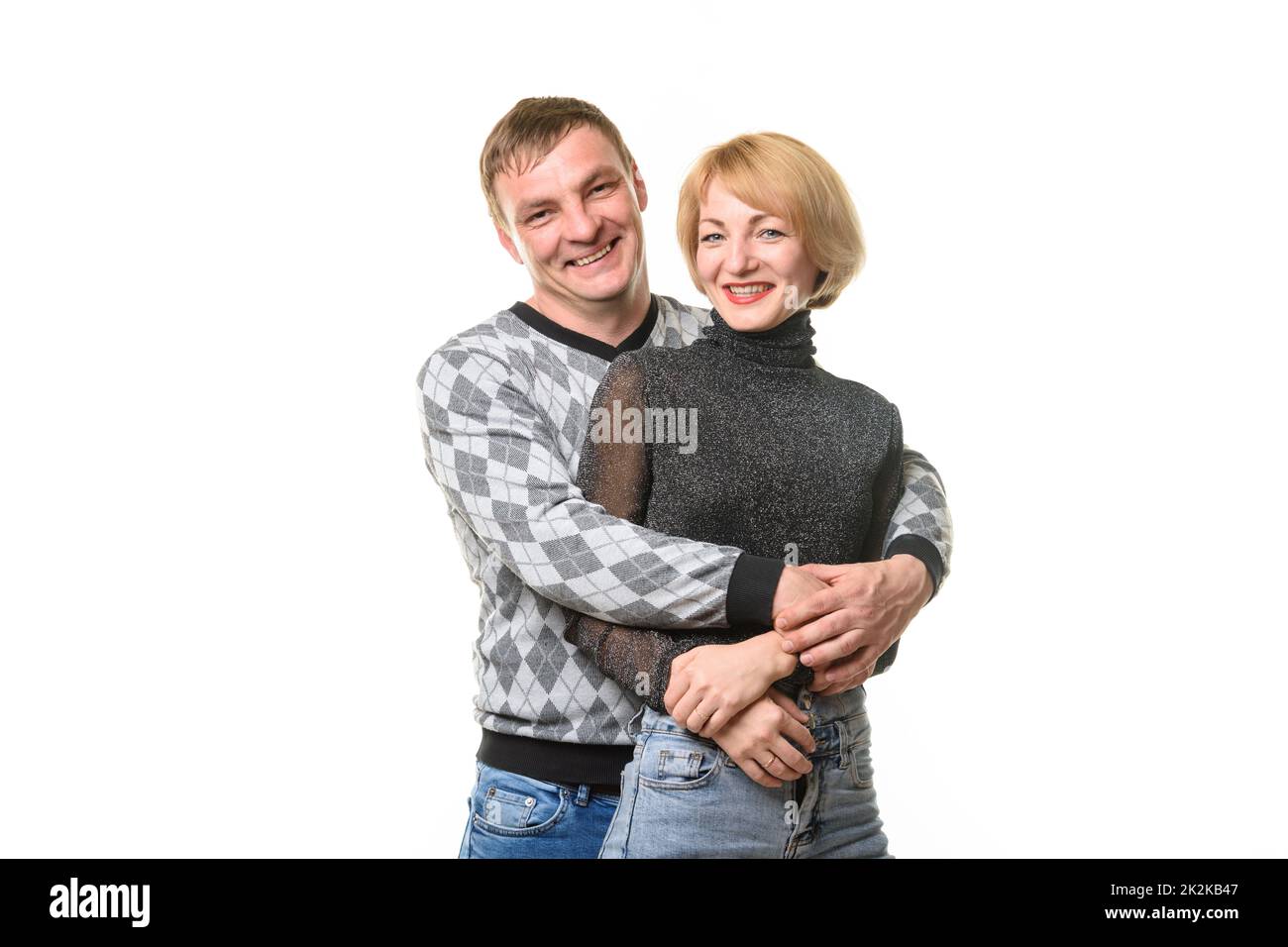 Porträt eines lächelnden Paares in legerer Kleidung, isoliert auf weißem Hintergrund Stockfoto