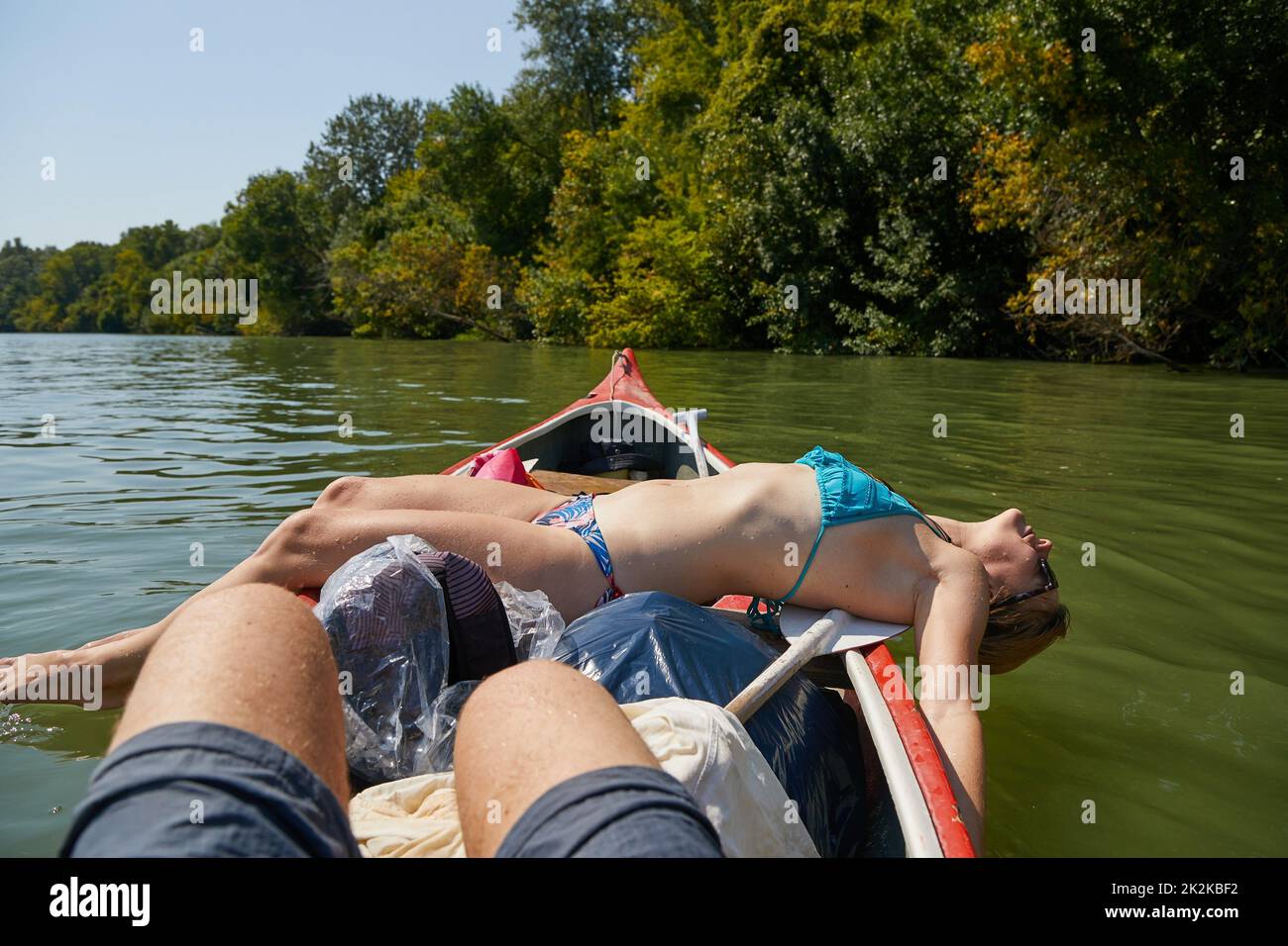 Kanufahren auf einem Fluss, Mädchen im Boot Stockfoto