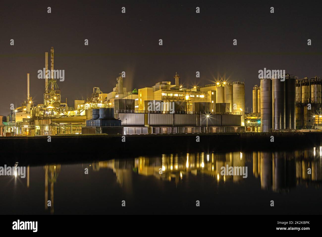 Chemische Industrie am Lech-Kanal bei Augsburg, Deutschland bei Nacht Stockfoto