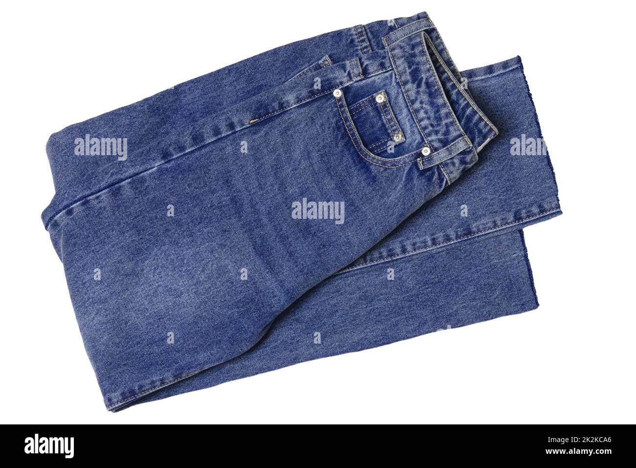 Frau jeans isoliert. Gefaltete trendige stilvolle Weibliche Blue Jeans Hosen auf einem weißen Hintergrund. Modische Jeans für Frauen. Stockfoto