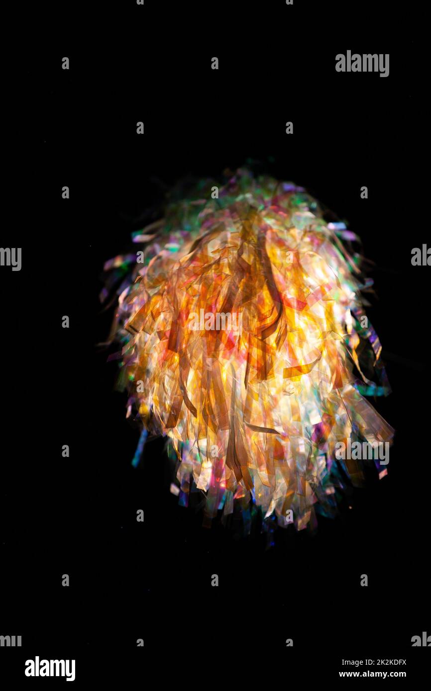 Eine abstrakte Vision von Licht durch ein Gewirr aus schillerndem Material, das eine Galaxie wie ein Lichtbruch bildet. Ideal für Wandbilder, Bildschirmschoner oder Hintergrundbilder. Stockfoto