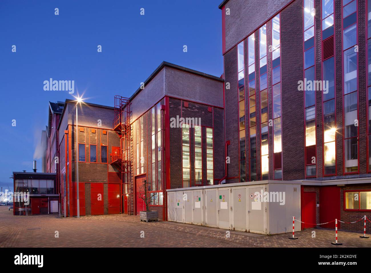 Altes Industriegebiet in der Nähe und in den ehemaligen RDM-Gebäuden in der Dämmerung in Rotterdam Stockfoto