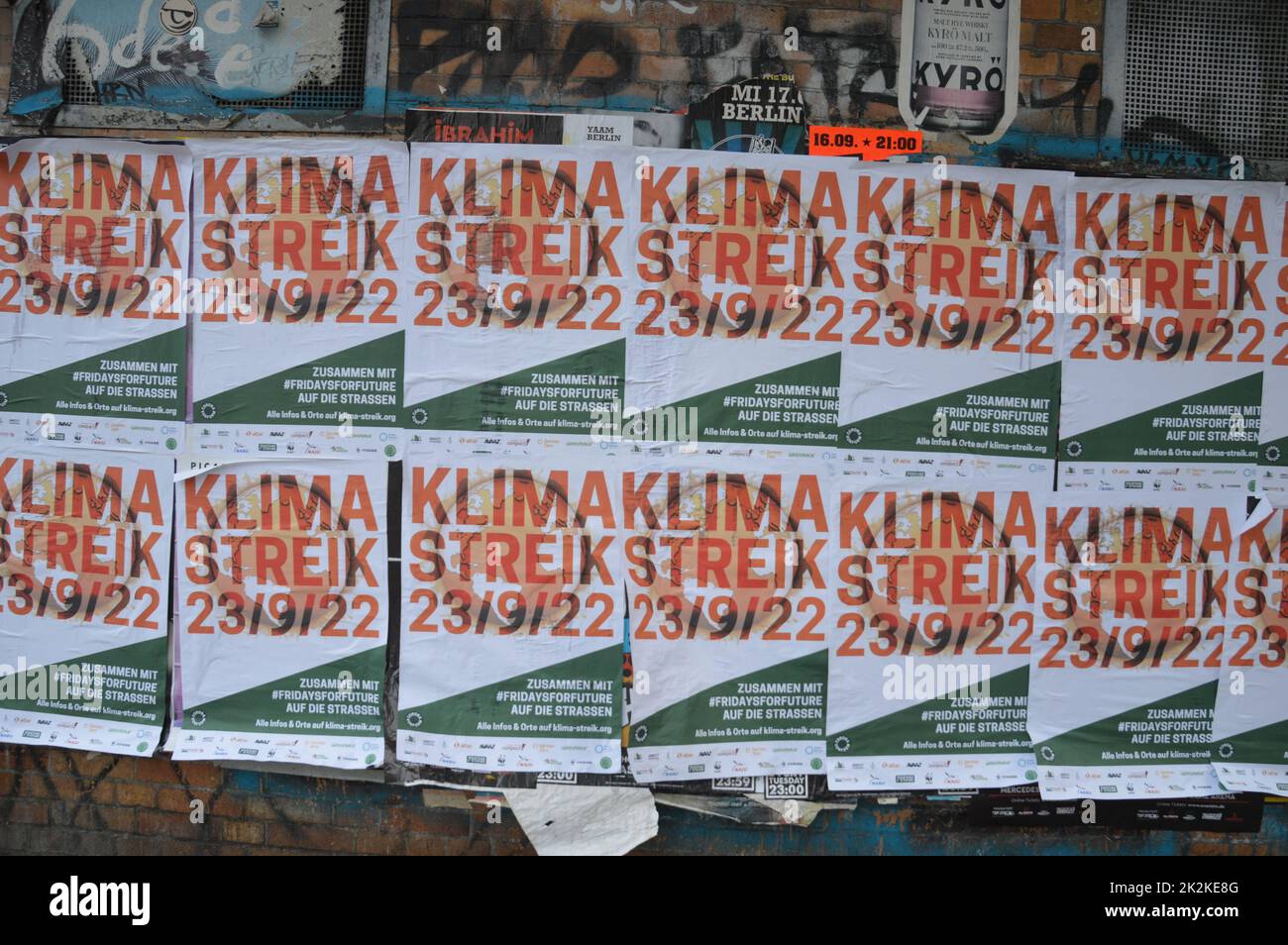 Berlin, Deutschland - September, 2022 - Freitags für zukünftige Plakate in der Sonnenallee in Neukölln. (Foto von Markku Rainer Peltonen) Stockfoto