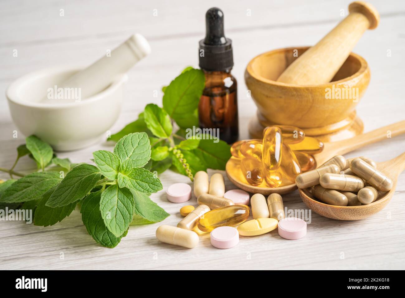 Alternative Medizin pflanzliche Bio-Kapsel Medikament mit Kräutern Blatt natürliche Ergänzungen für ein gesundes gutes Leben. Stockfoto