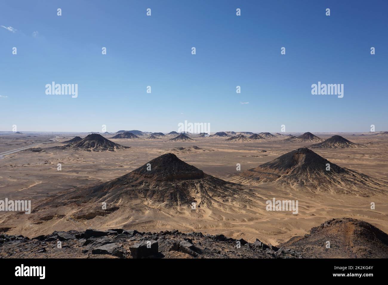 Pflücken Sie schwarze Hügel des schwarzen Desserts auf einer Tour in die schwarz-weiße Wüste Stockfoto
