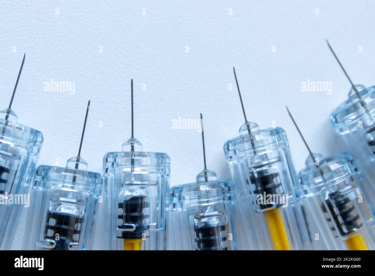 Neue medizinische Impfstoffe bereit zur Injektion mit Spritze und Impfstoff, um das Heilmittel für die Immunisierung an kranke schwache Patienten zu injizieren, um ihre Leidenden und Krankheiten zu heilen Thromboseprophylaxe nach der Operation Stockfoto