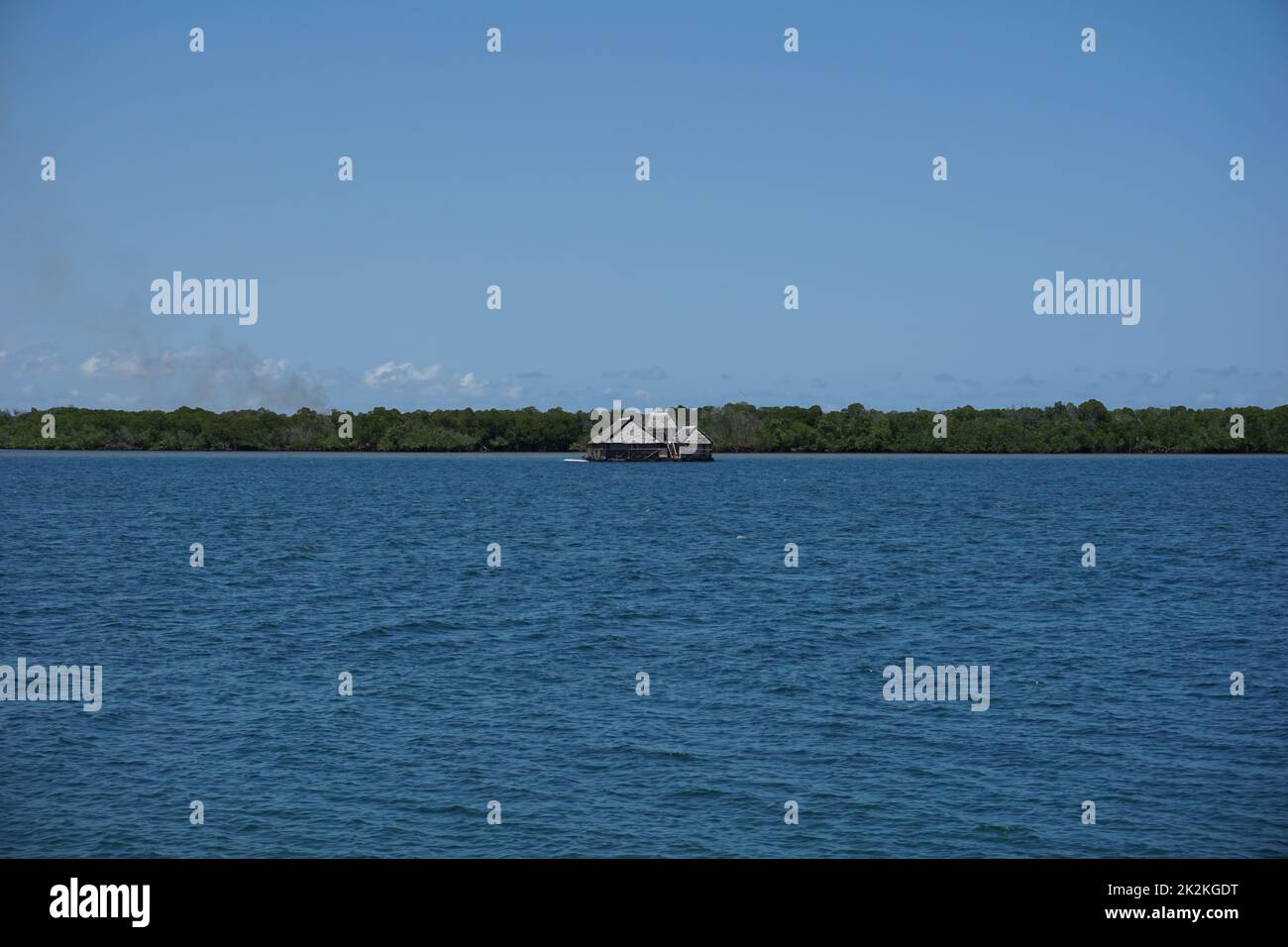 Schwimmende Bar mit Manda Island im Hintergrund, Lamu Island Stockfoto