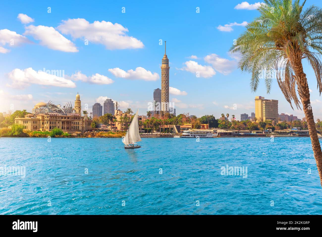 Kairo Innenstadt, Blick auf die Insel Gezira im Nil und Segelboot, Ägypten, Afrika Stockfoto