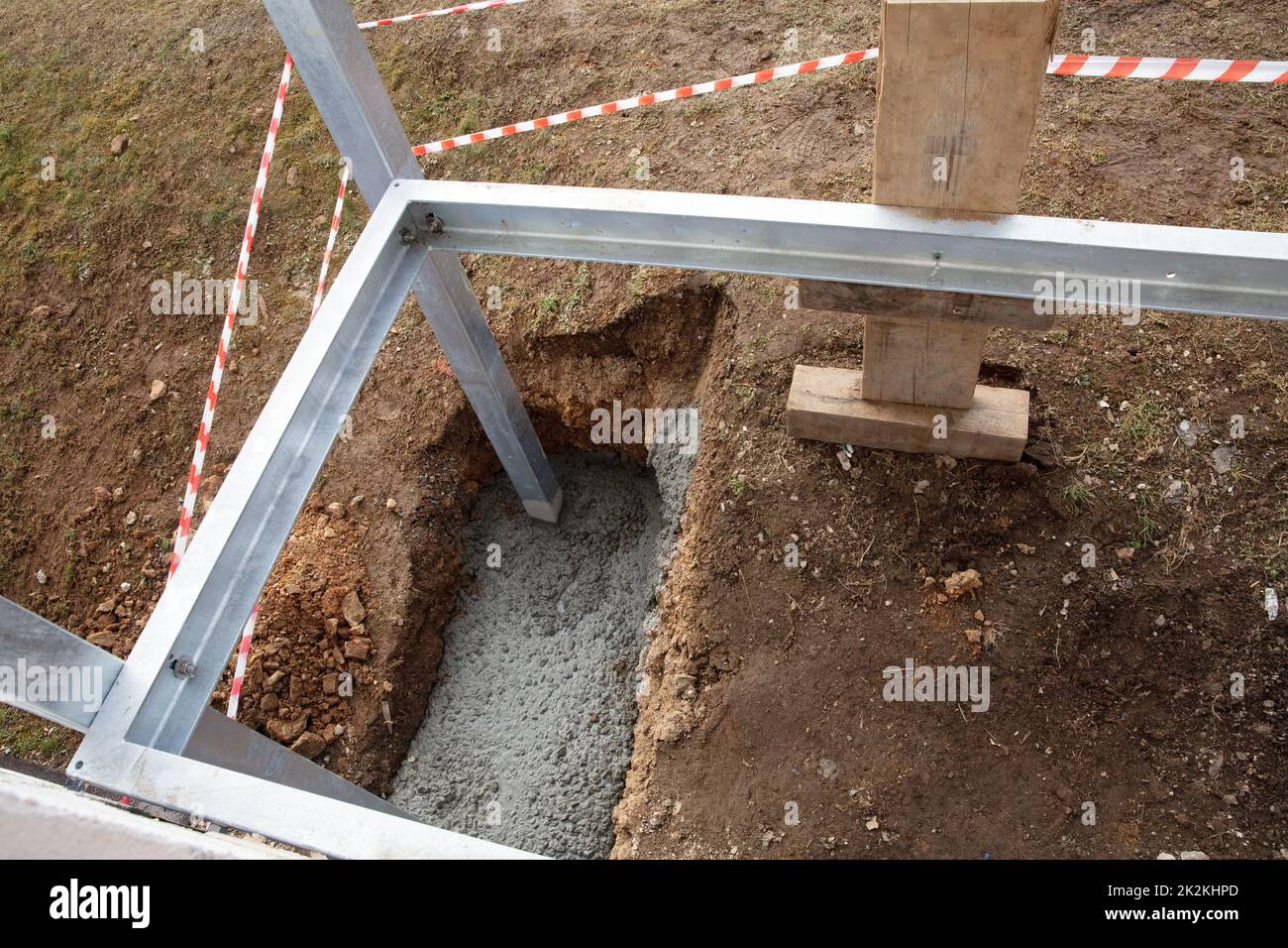 Fundamente mit Zement in Metallbauweise Stockfoto