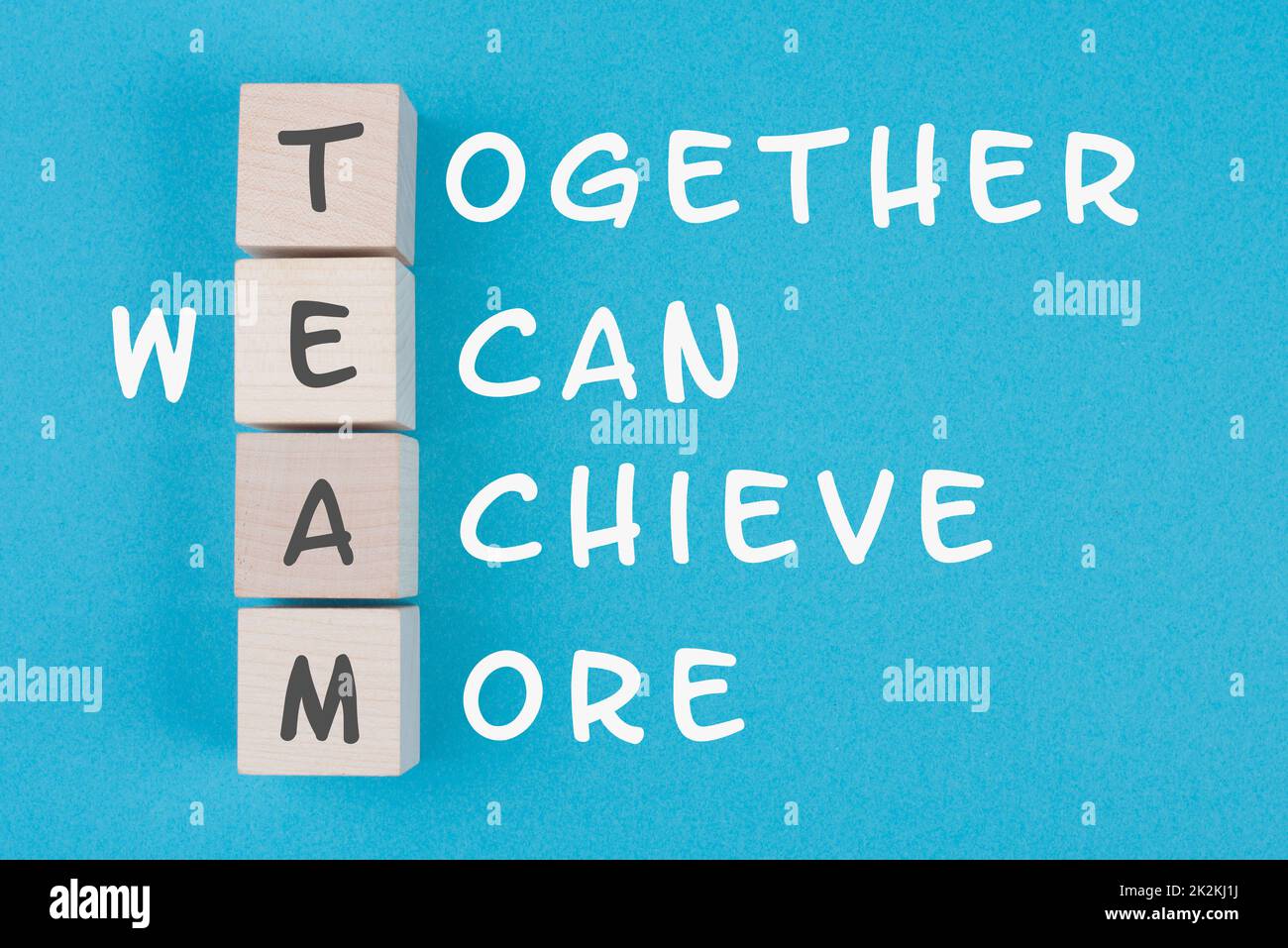 Team, gemeinsam können wir mehr erreichen steht auf Holzwürfeln, Geschäftskonzept, Teamwork-Strategie Stockfoto