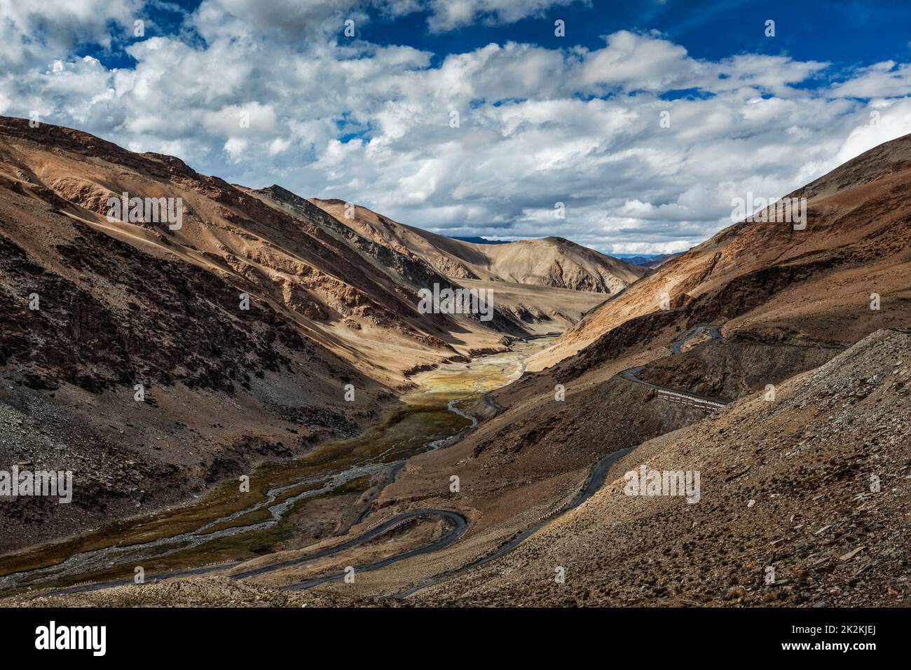 Himalaya-Landschaft in der Nähe von Tanglang-La pass. Ladakh, Indien Stockfoto