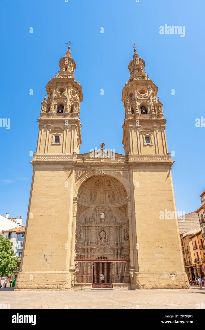 Logroño, Spanien. 08.05.2022 wunderschöner Stadtplatz mit einer majestätischen Kathedrale. Die Kirche Santa María de la Redonda befindet sich im Herzen der Altstadt Stockfoto