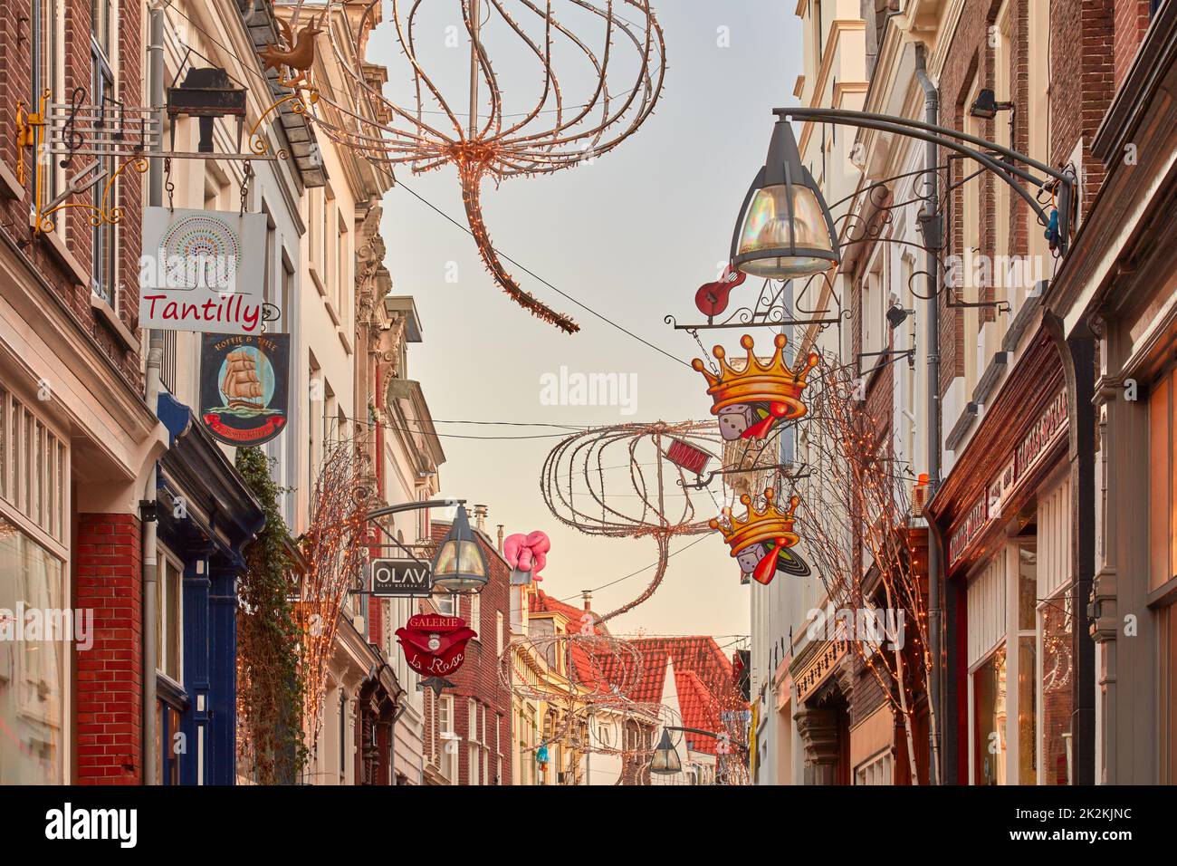Deventer, Niederlande - 20. Dezember 2021: Einkaufsstraße mit weihnachtlicher Dekoration im niederländischen Stadtzentrum von Deventer, Niederlande Stockfoto
