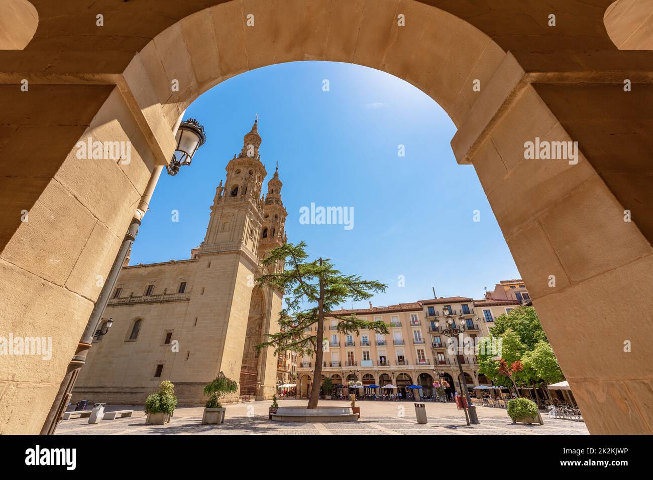 Logroño, Spanien. 5. August 2022. Wunderschöne Stadtansicht über die Stadt Logroño in La rja, Spanien mit ihrer Kathedrale Santa María de la redonda Stockfoto