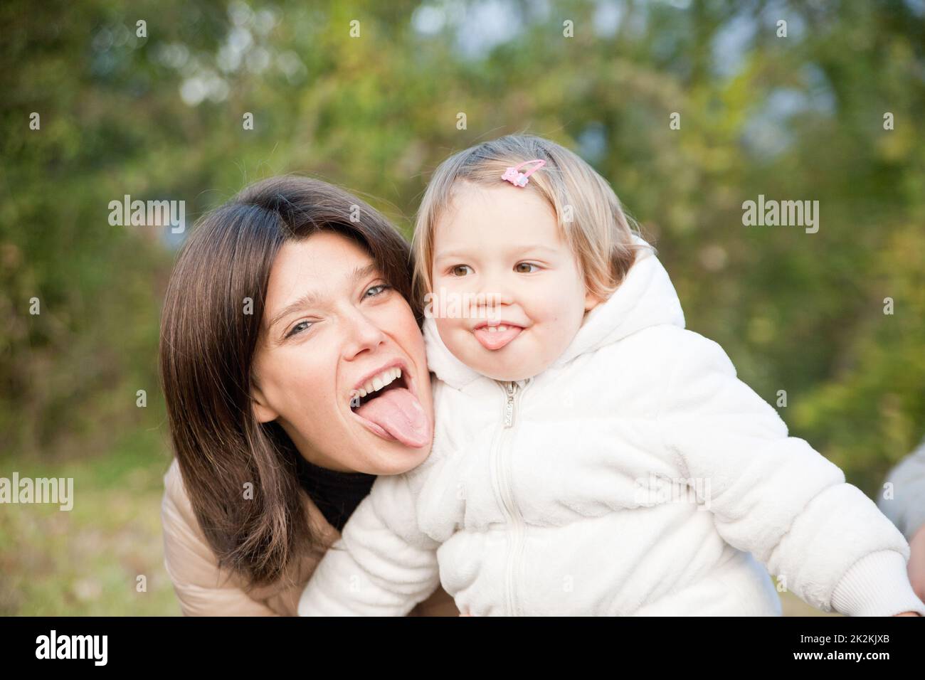 Mutter und kleine Tochter machen Grimassen Stockfoto