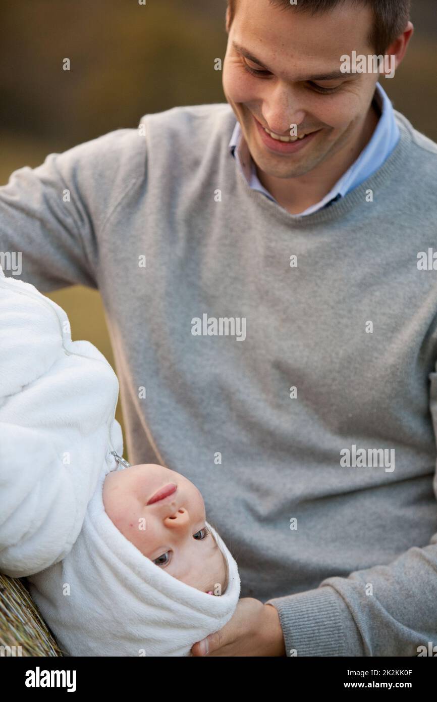 daddy liebt ihre kleine Tochter und lässt sie spielen Stockfoto