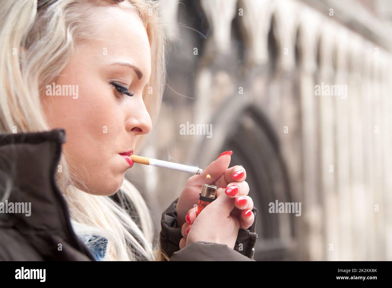 Ein Tourist zündet in einer europäischen Stadt eine Zigarette an Stockfoto