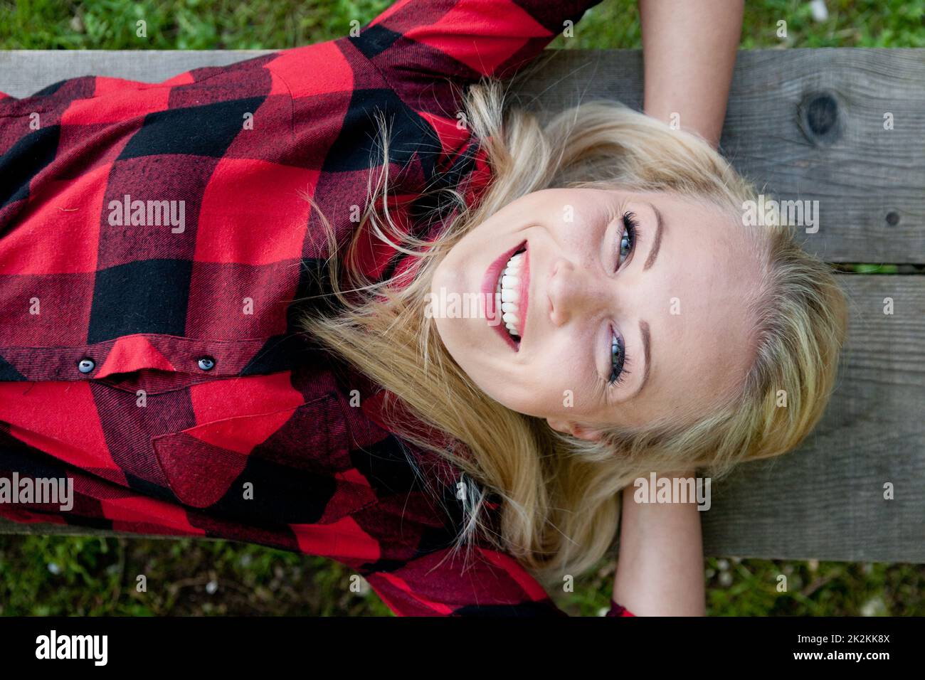 Glückliche blonde Frau in der Natur Stockfoto
