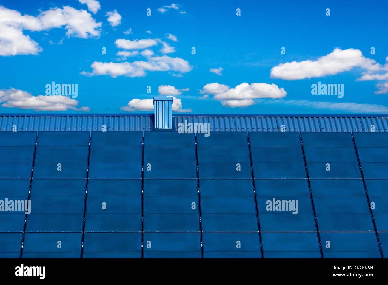 Solarmodule, die auf einem Dach saubere Energie erzeugen Stockfoto