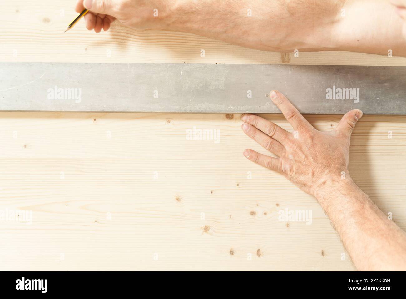 Die Hände eines Holzarbeiters in seiner Zimmerei Stockfoto