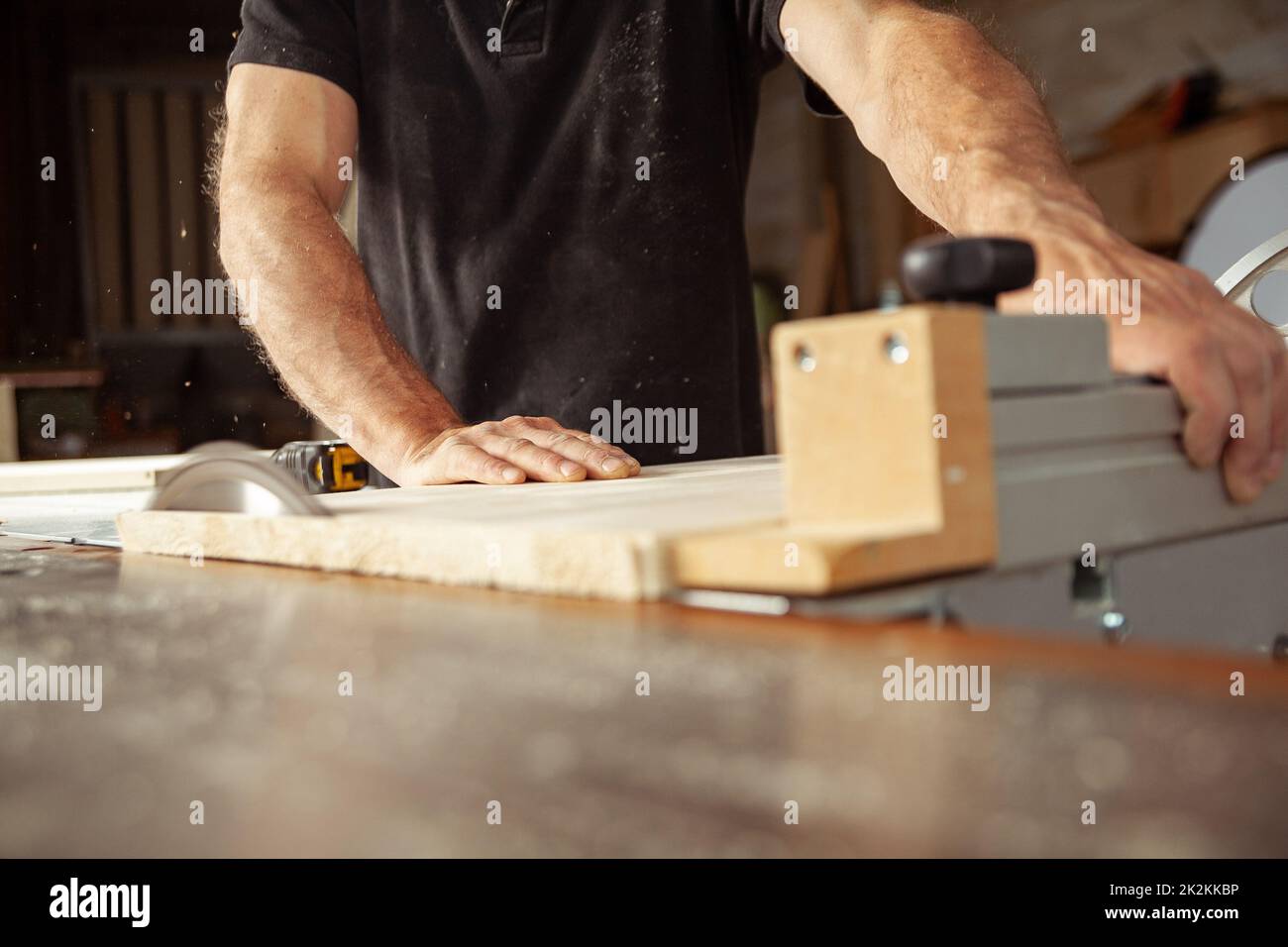 Zimmermann, der mit einer Tischsäge arbeitet Stockfoto