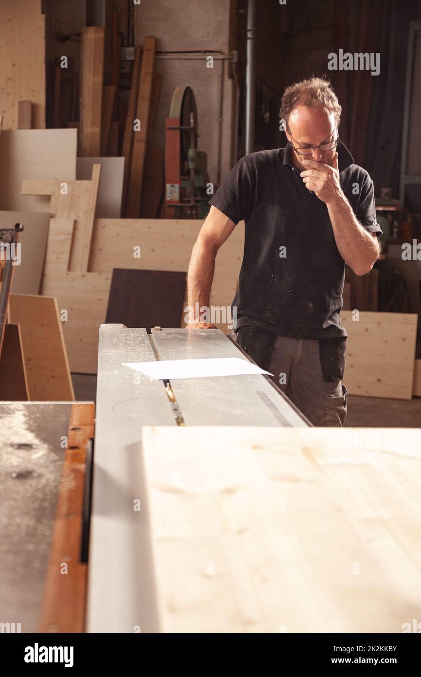 Zimmermann oder Holzarbeiter in seiner Werkstatt Stockfoto