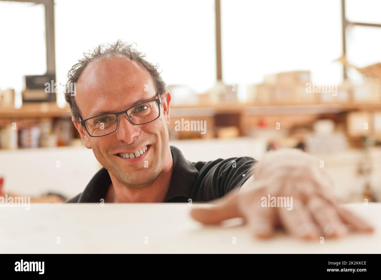 Lächelnder Tischler in der Werkstatt seines joinerÂ Stockfoto