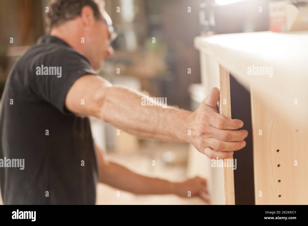 Mächtiger Arm und Hand eines Zimmermanns Stockfoto