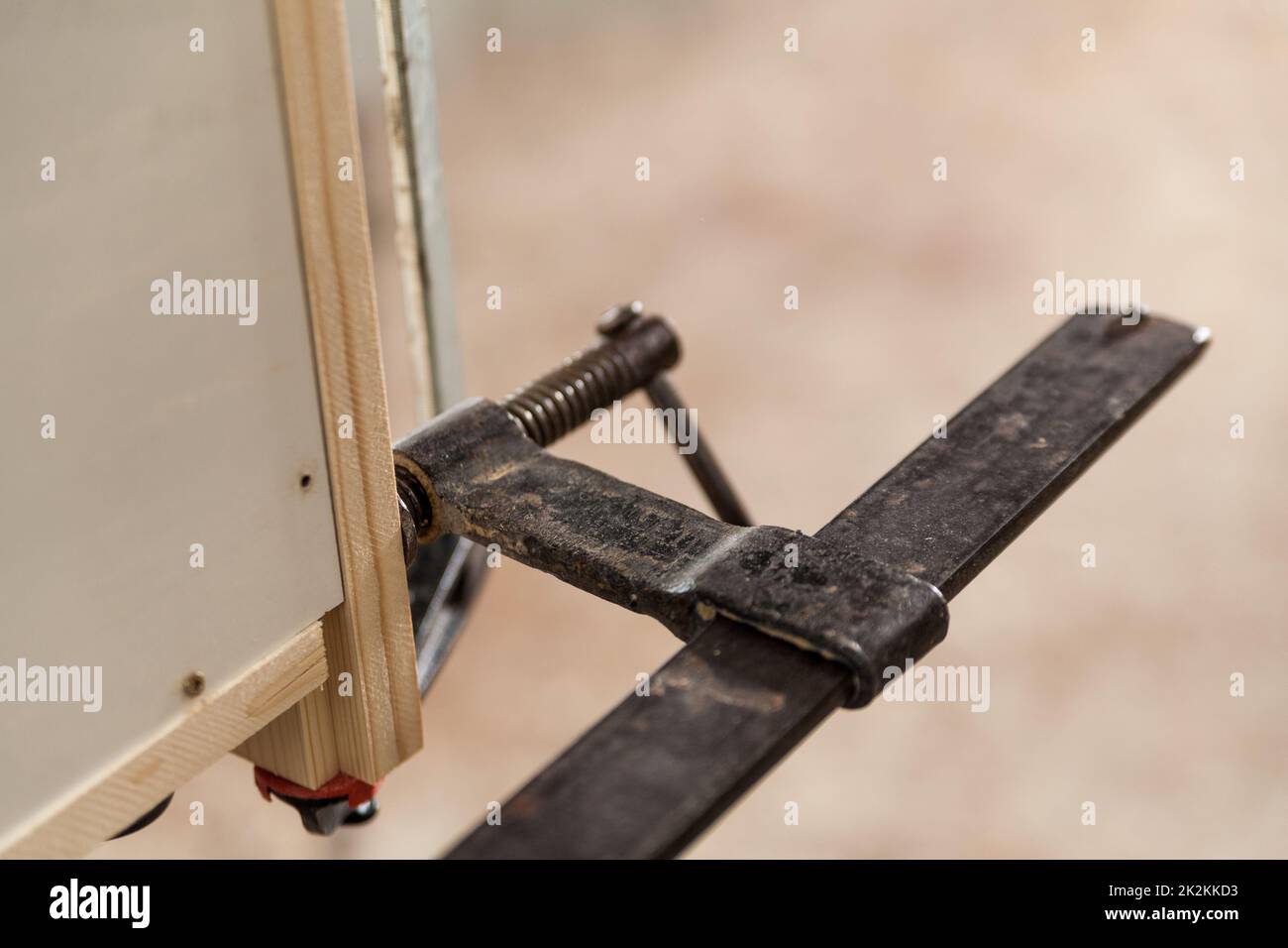 Verriegelungsklammern in der Schreinerwerkstatt Stockfoto