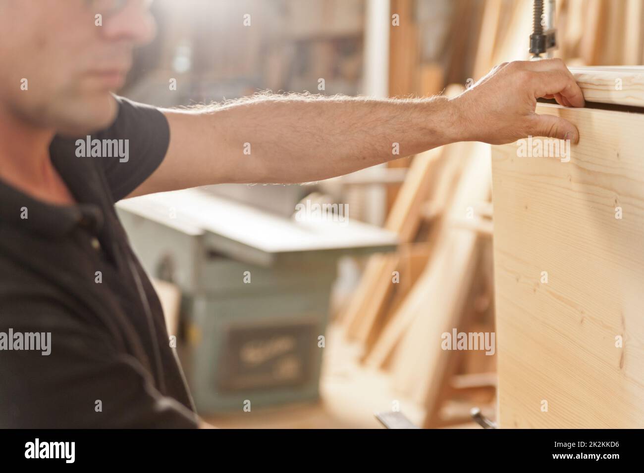 Zimmermann legt eine Holzklappe auf Stockfoto