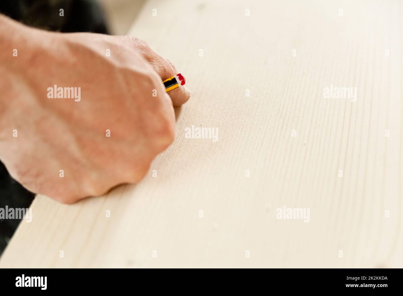 Detail einer Hand mit einem Schreiner-Denken Stockfoto