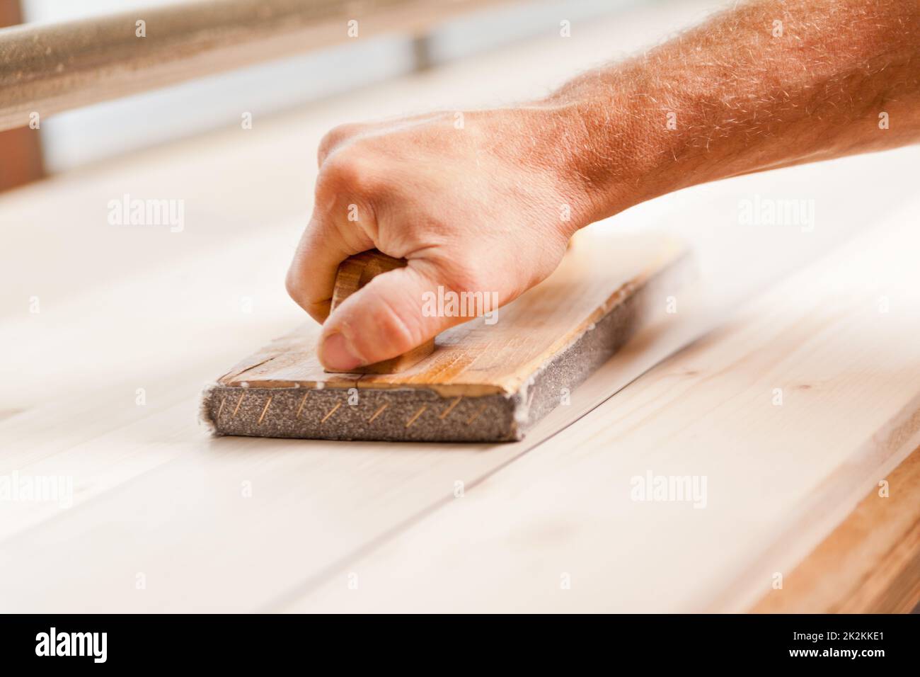 Handholzglättung mit Bandschleifer Stockfoto