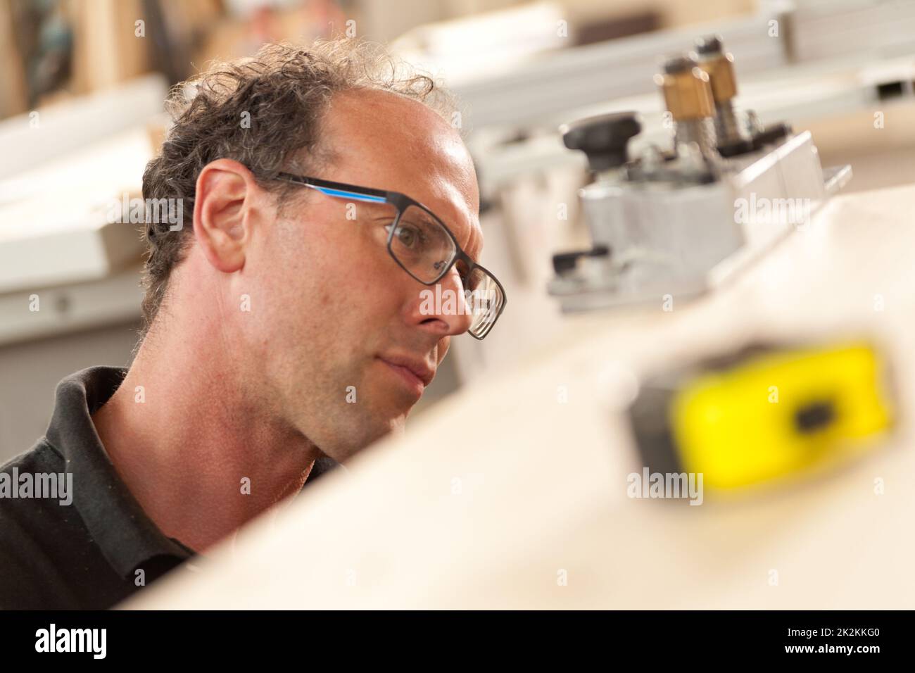 Zimmermann in seiner Werkstatt konzentriert Stockfoto