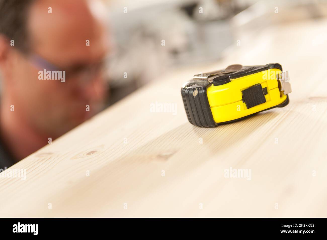 Maßband im Fokus in der Zimmermannswerkstatt Stockfoto