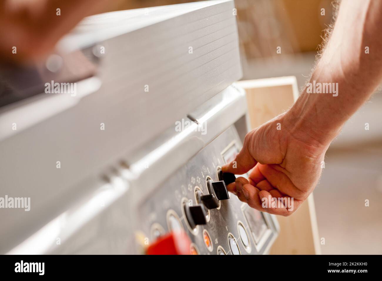 Die Maschine wird vom Mann selbst eingerichtet Stockfoto