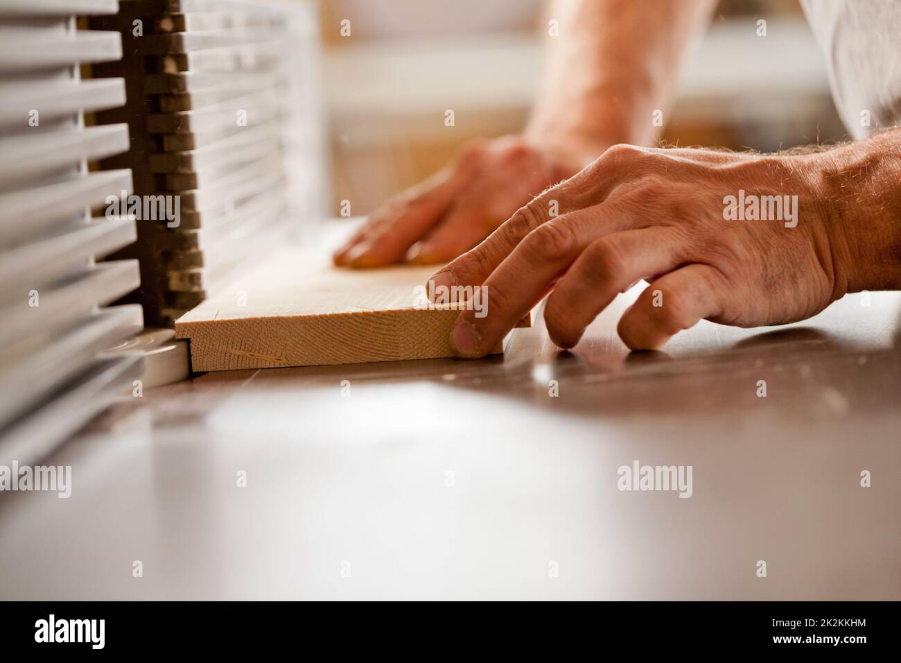 Handarbeit mit einem Holzforscher Stockfoto