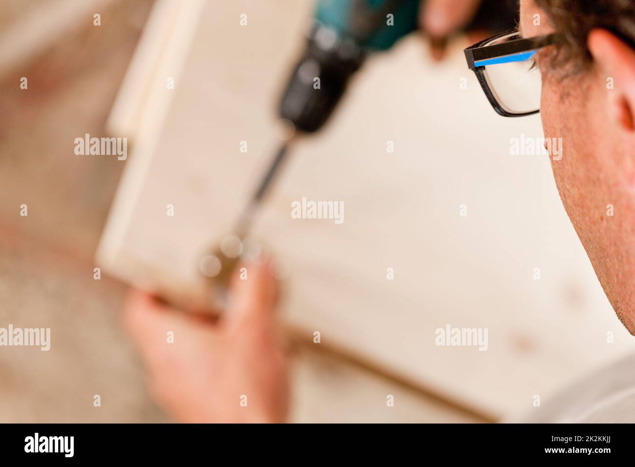 Fokussierung auf eine Schrauboperation Stockfoto