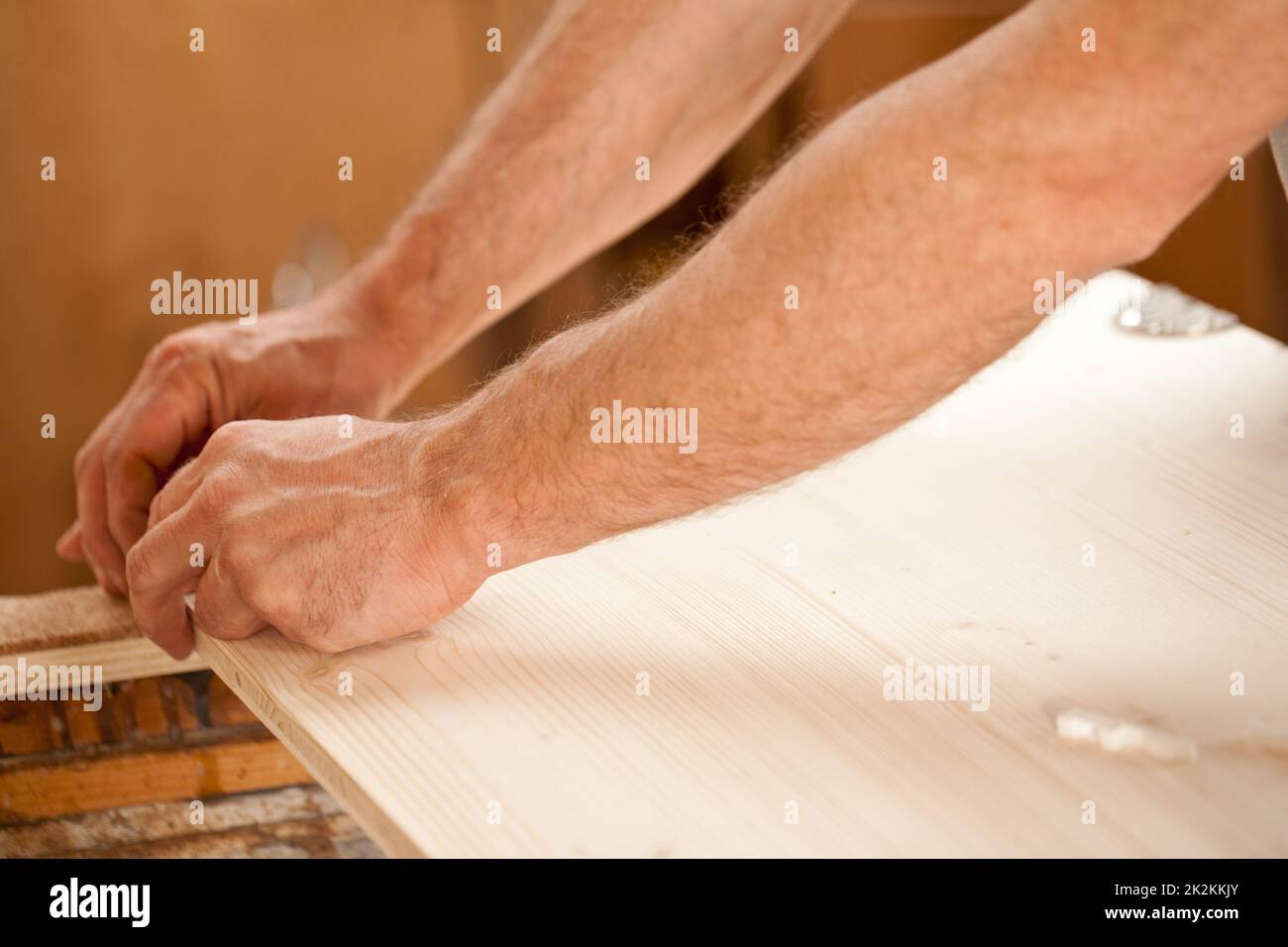 Die Hand eines Mannes, der Holz bearbeitet Stockfoto