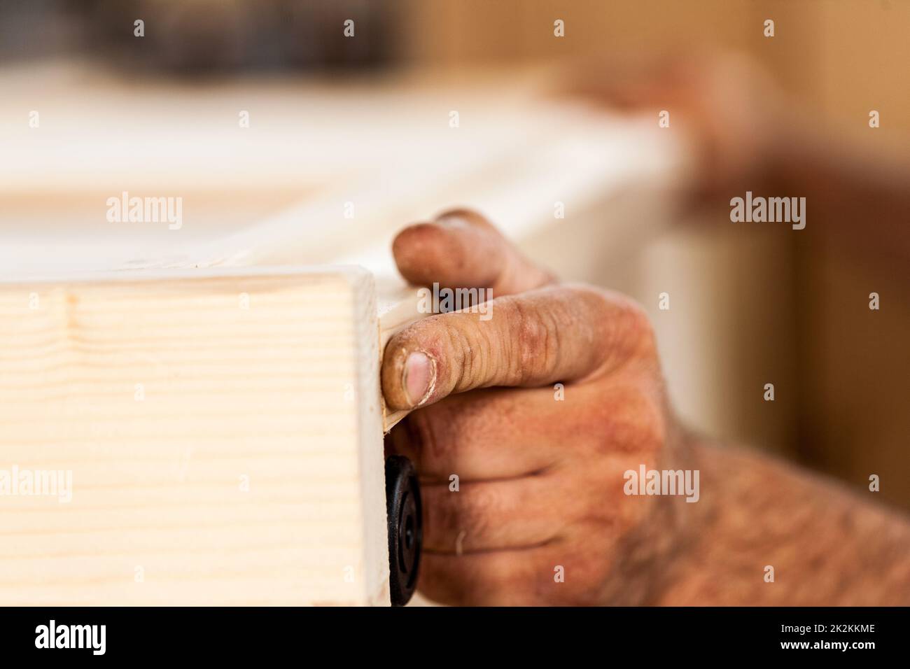 Holzarbeiterhände mit Holzbrett Stockfoto