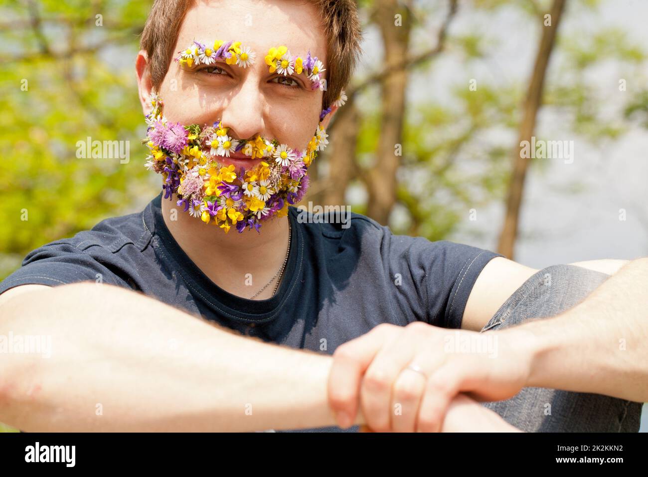 Hipster selbstbewusster Mann Blumen bedecktes Gesicht Stockfoto