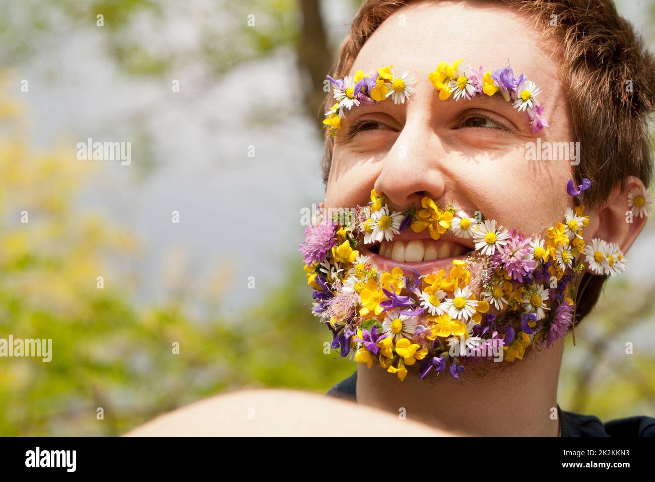 Blume Hipster umweltfreundlicher Mann, der lächelt Stockfoto