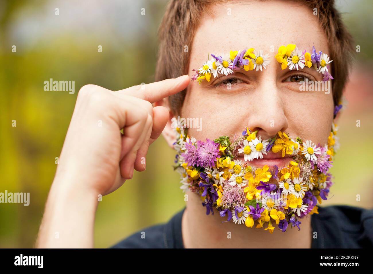 Hipster mit Blumengedanken bedeckt Stockfoto