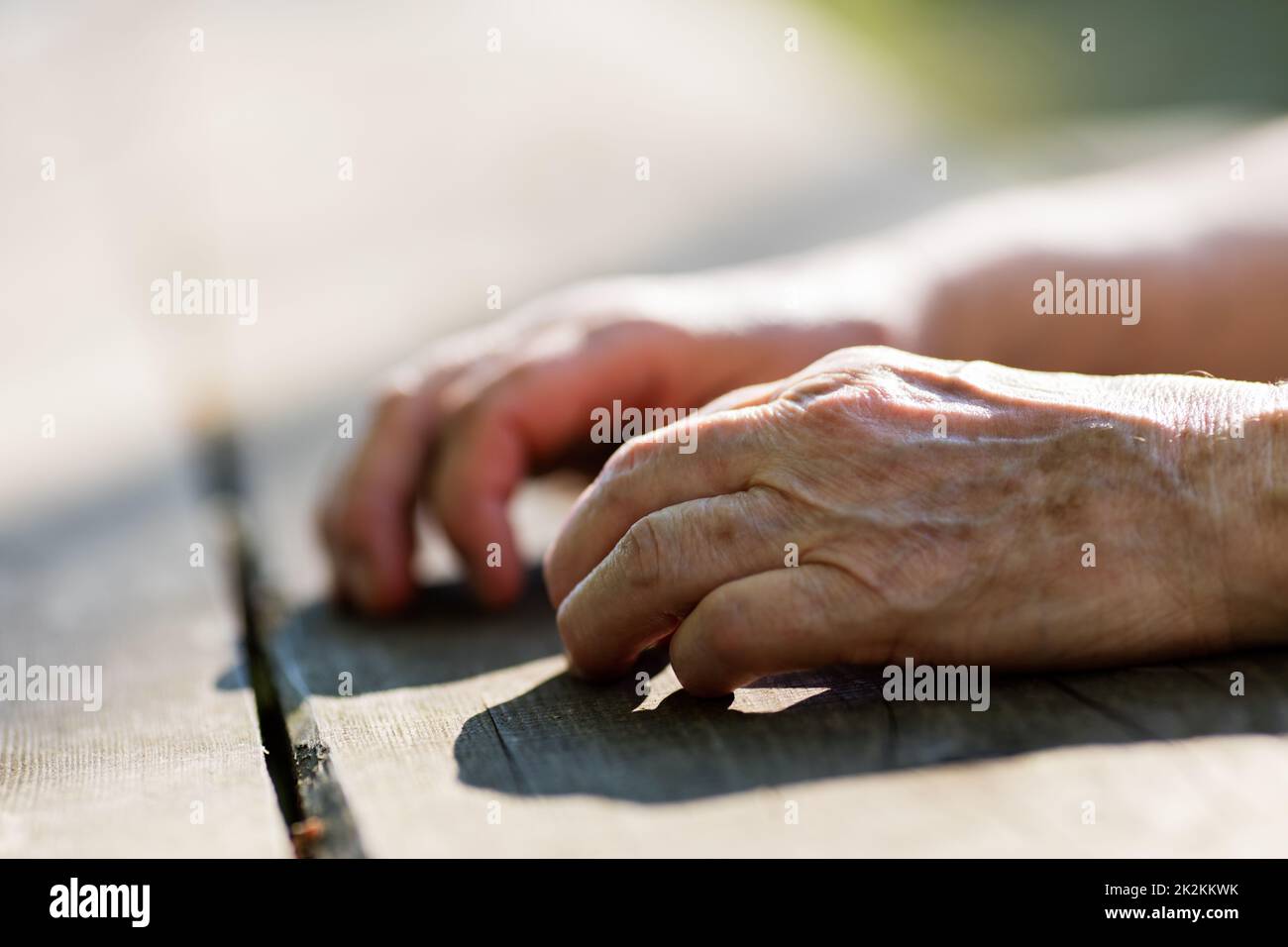 Alte Hände eines alten Menschen auf dem Tisch Stockfoto