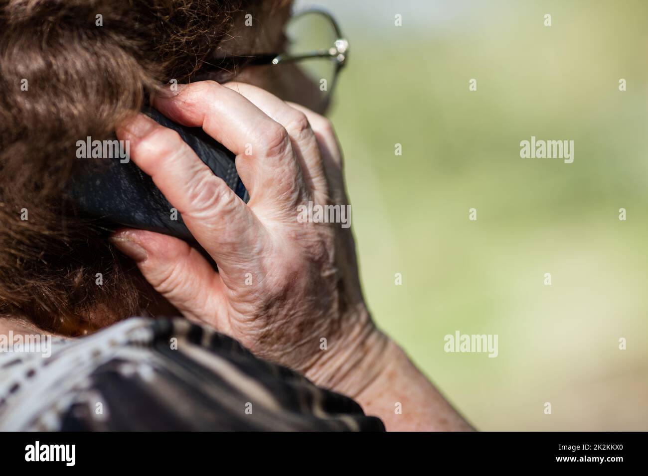 alte Frau mit Handy Stockfoto