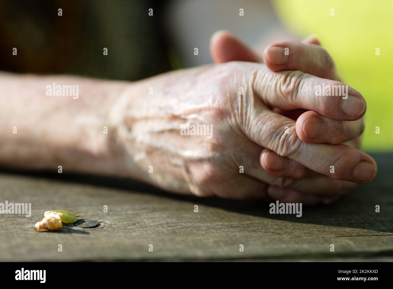 Alte Hände eines alten Menschen auf dem Tisch Stockfoto
